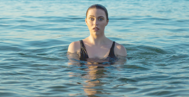 Mujer bañándose en agua fría