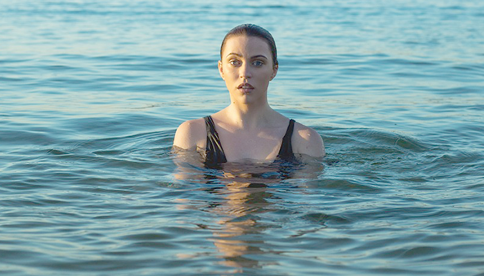 Mujer bañándose en agua fría Mujer bañándose en agua fría