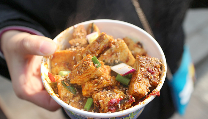 Tofu marinado con teriyaki foto Tofu marinado con teriyaki foto